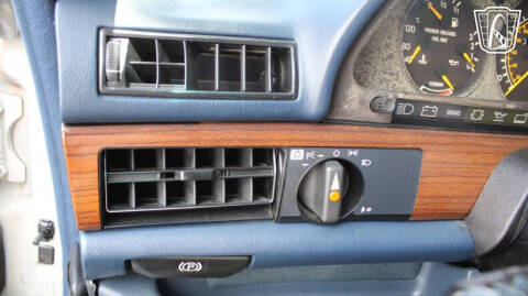 1990 Mercedes-Benz 300-Class 300 SE
