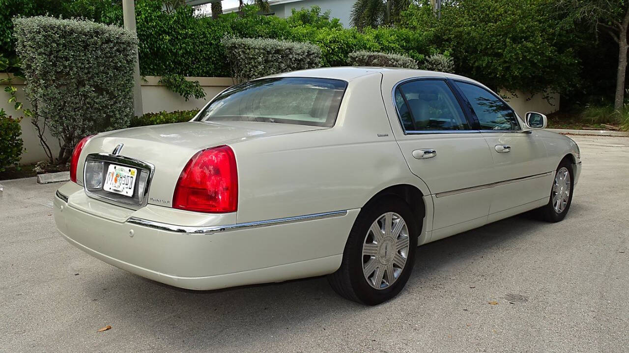2004 Lincoln Town Car 5