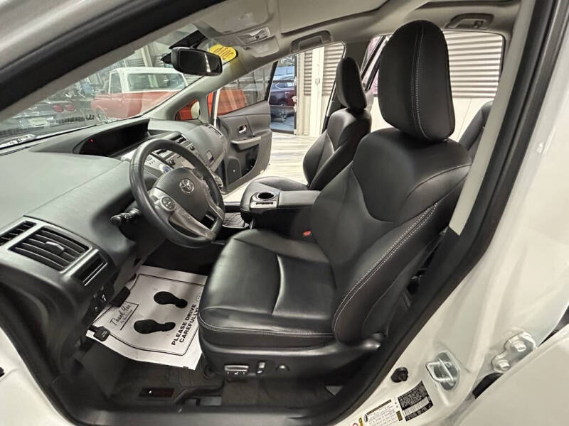 2016 Toyota Prius v Five