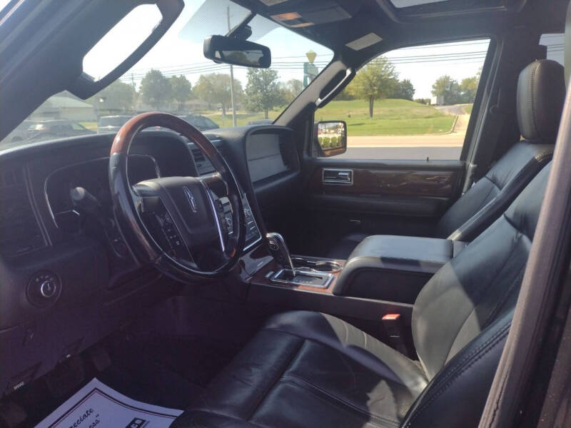 2015 Lincoln Navigator Base photo 2