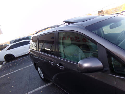 2011 Toyota Sienna XLE 7-Passenger Auto Access Seat