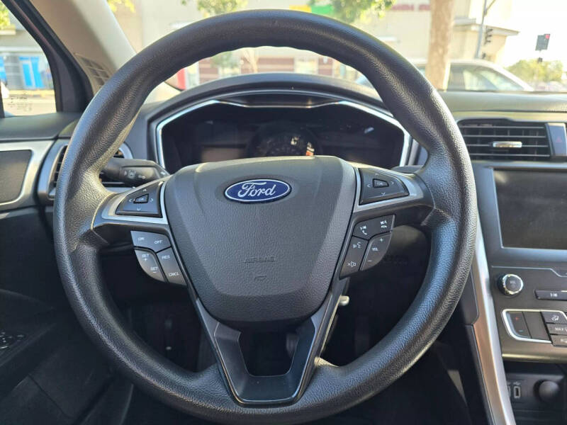 2020 Ford Fusion SE