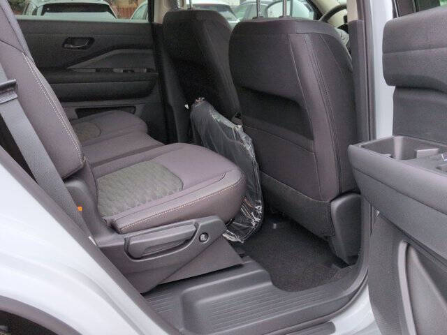 2025 Nissan Pathfinder SV