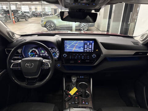2022 Toyota Highlander Hybrid Platinum