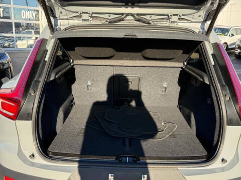 2025 Volvo XC40 B5 Plus Bright Theme