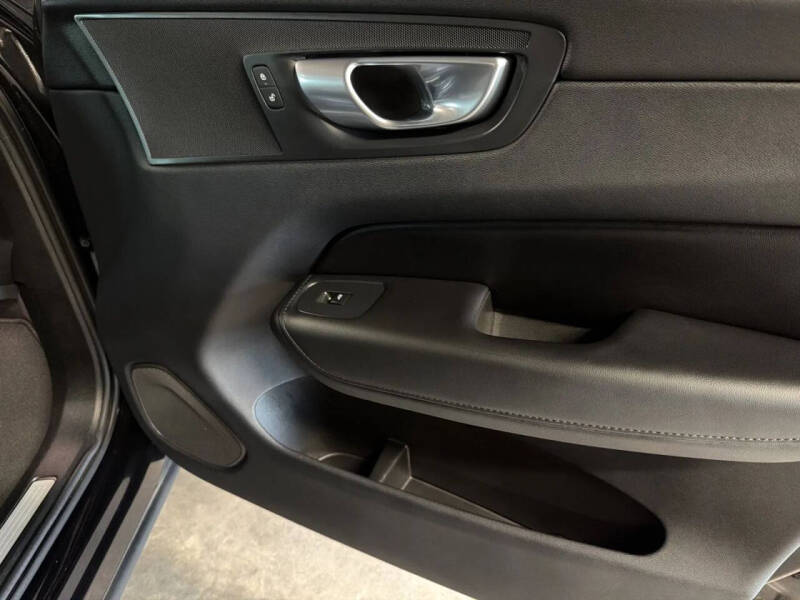 2024 Volvo XC60 B5 Plus Dark Theme