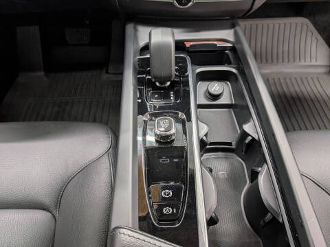 2024 Volvo XC60 B5 Plus Dark Theme
