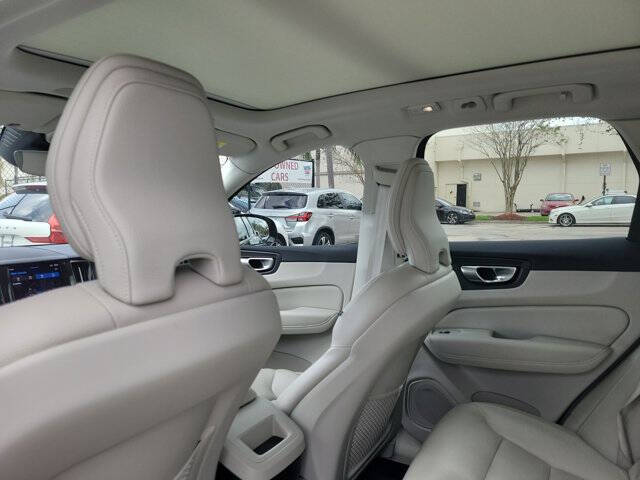 2023 Volvo XC60 B5 Plus Dark Theme