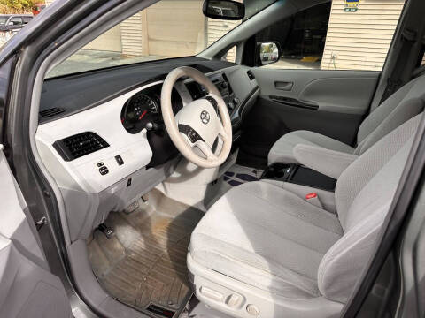 2011 Toyota Sienna LE 8-Passenger