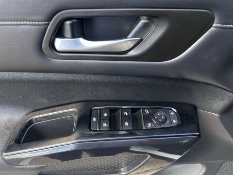 2022 Nissan Pathfinder SV