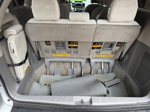 2013 Toyota Sienna LE 8-Passenger