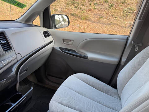 2014 Toyota Sienna LE Mobility 7-Passenger