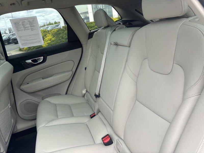 2023 Volvo XC60 B5 Plus Dark Theme
