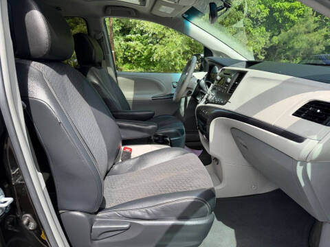 2012 Toyota Sienna SE 8-Passenger