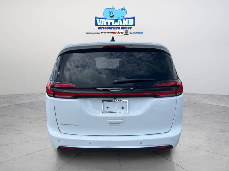 2027 Chrysler Pacifica Select