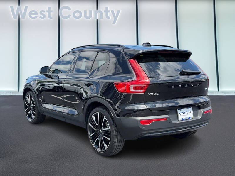 2025 Volvo XC40 B5 Ultra Dark Theme