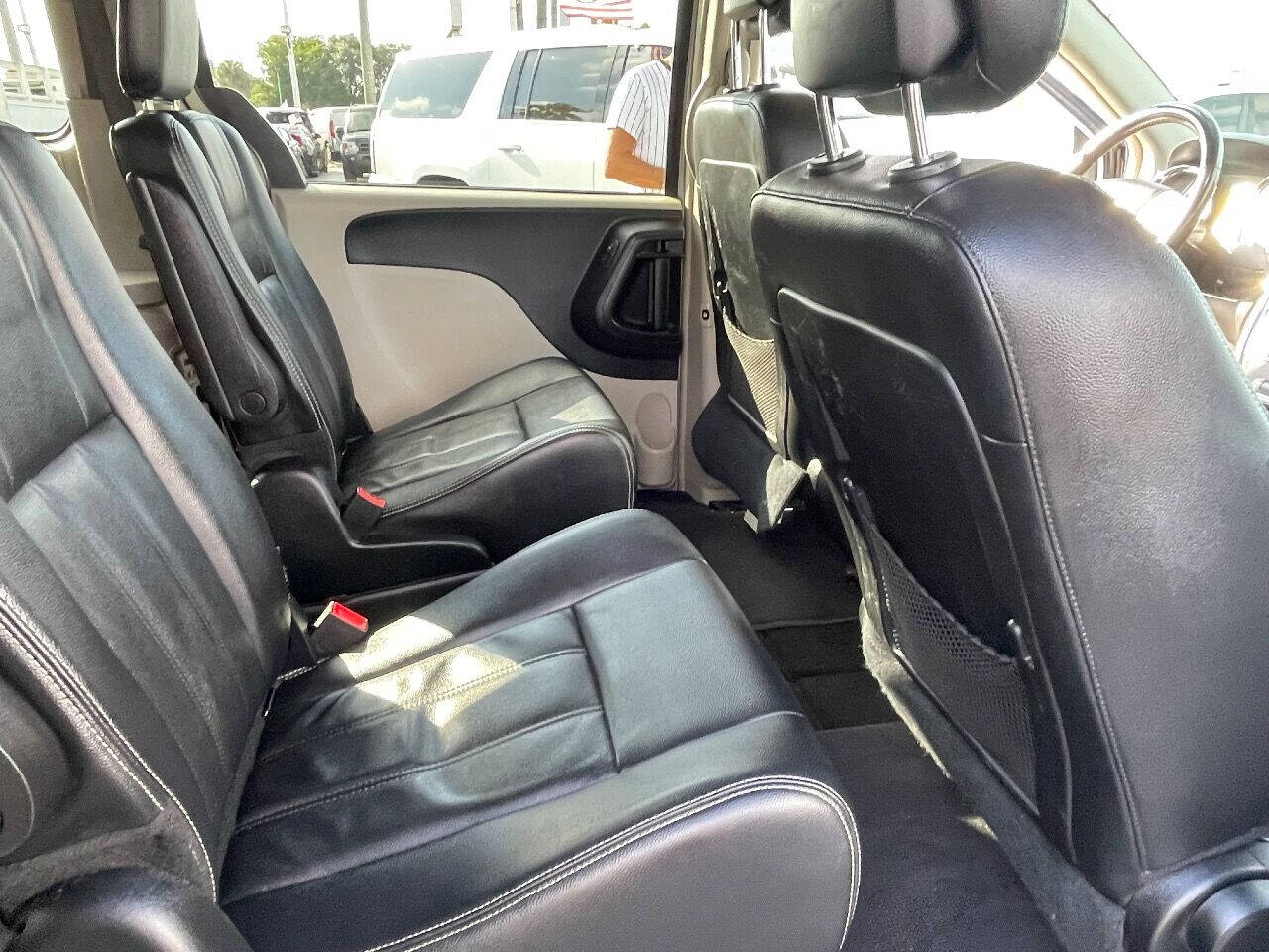 2016 CHRYSLER Town and Country Minivan - $11,900
