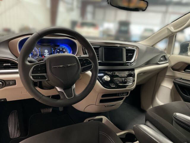 2024 Chrysler Voyager LX