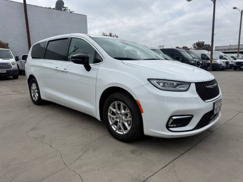 White 2024 Chrysler Pacifica Touring L Touring L 4dr Mini-Van 1