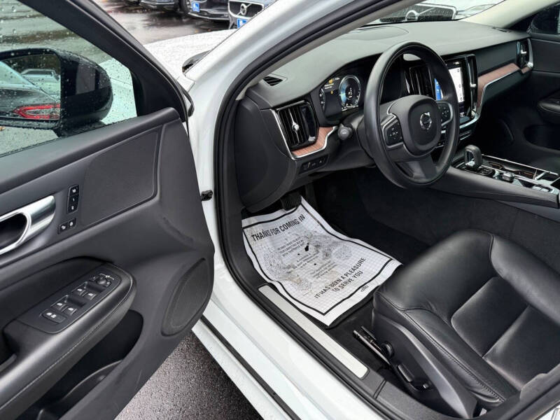 2022 Volvo S60 Recharge T8 R-Design Expression