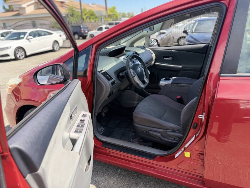 2014 Toyota Prius v Three