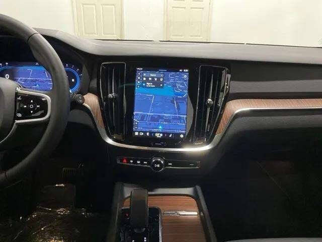 2025 Volvo V60 Cross Country B5 Plus