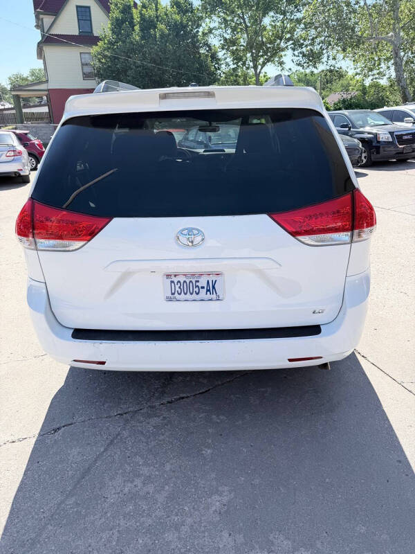 2014 Toyota Sienna LE 8-Passenger