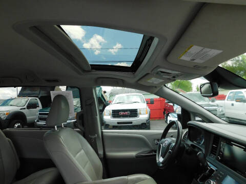 2018 Toyota Sienna XLE 7-Passenger Auto Access Seat