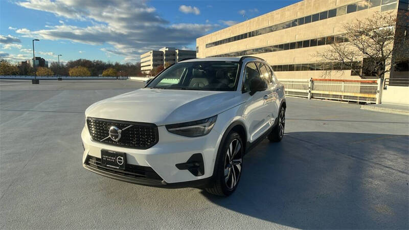 2025 Volvo XC40 B5 Plus Dark Theme