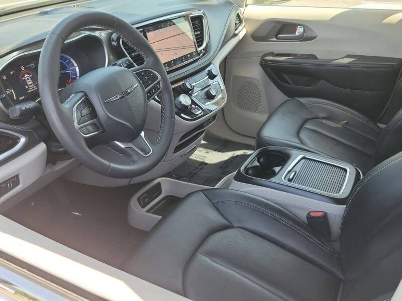 2024 Chrysler Pacifica Plug-In Hybrid Select