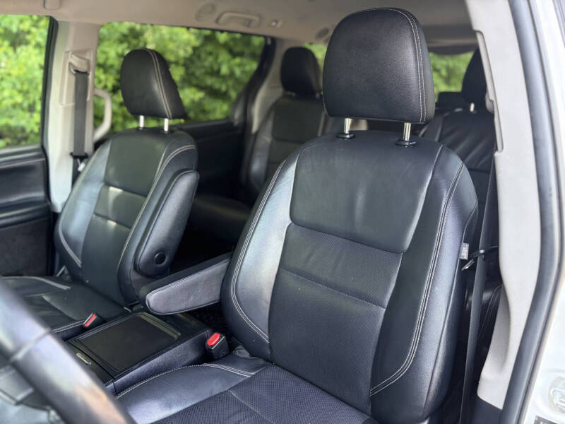 2017 Toyota Sienna SE 8-Passenger