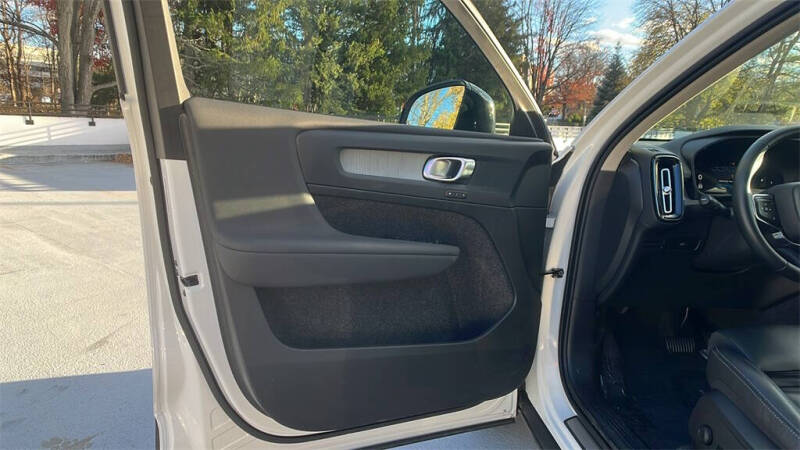 2025 Volvo XC40 B5 Plus Dark Theme