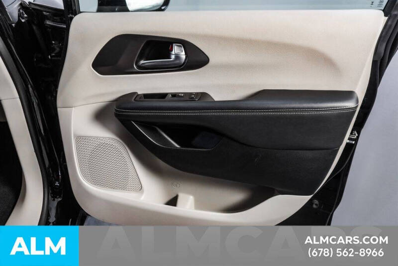 2024 Chrysler Pacifica Plug-In Hybrid Select