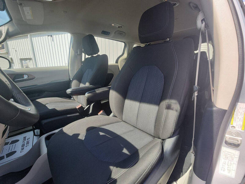 2023 Chrysler Voyager LX