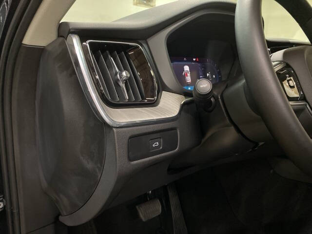 2025 Volvo XC60 B5 Plus Dark Theme