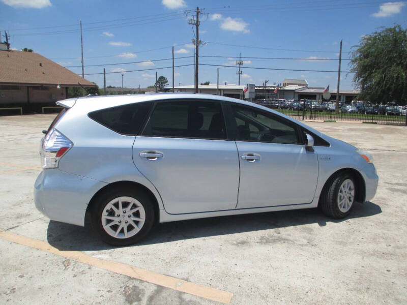 2014 Toyota Prius v Five