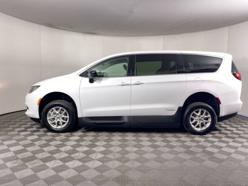 2024 Chrysler Voyager LX