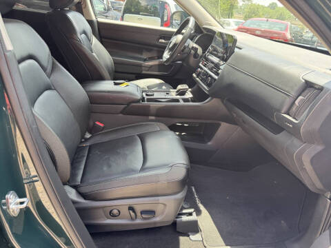 2024 Nissan Pathfinder SL