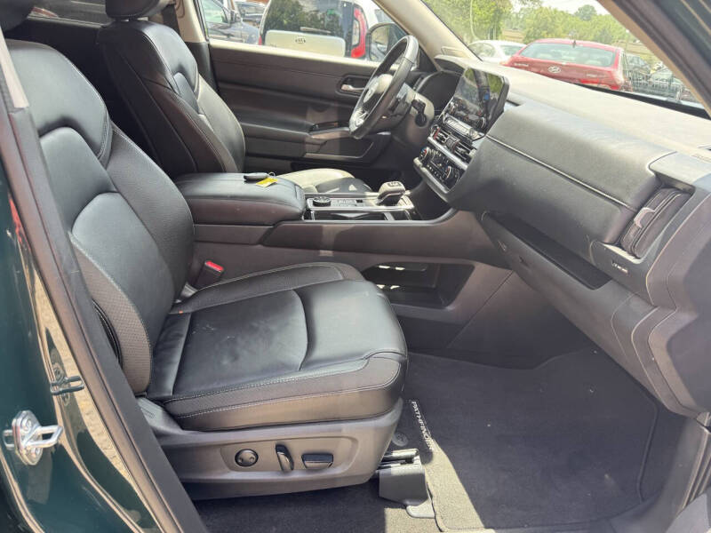 2024 Nissan Pathfinder SL