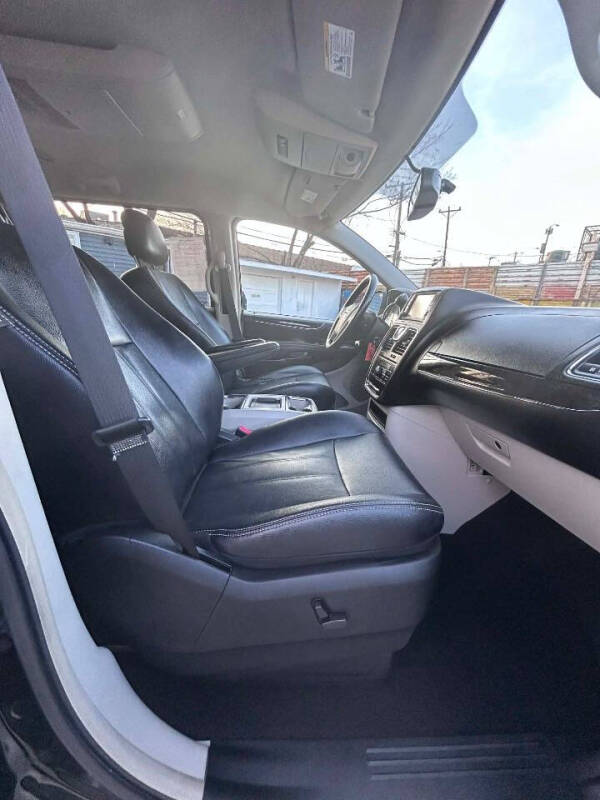 2012 Chrysler Town and Country Touring