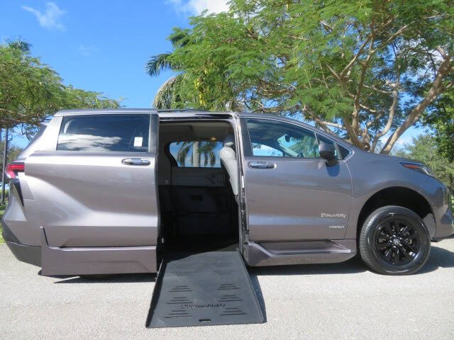 2021 Toyota Sienna XLE 8-Passenger