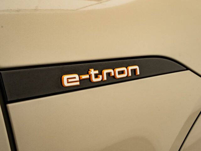 2022 Audi e-tron quattro Premium