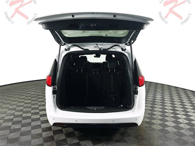 2026 Chrysler Voyager LX