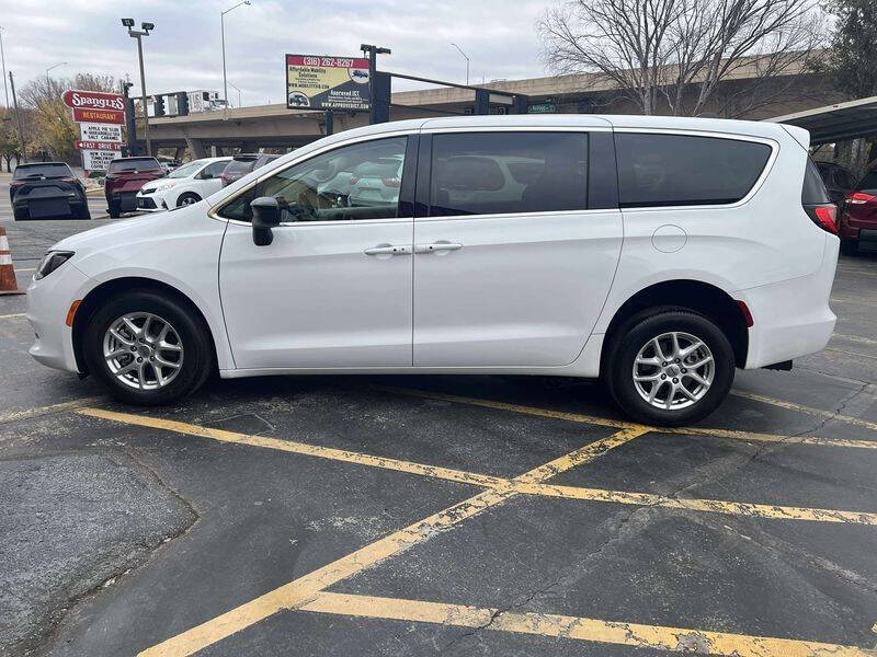 2024 Chrysler Voyager LX