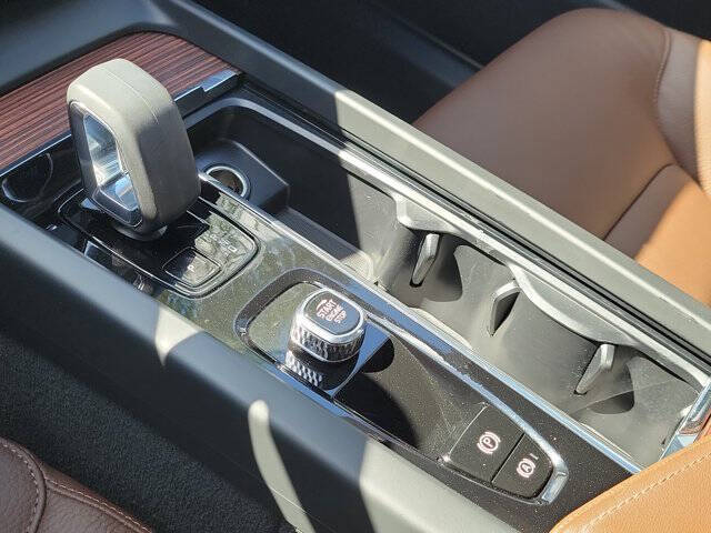 2024 Volvo XC60 B5 Plus Dark Theme