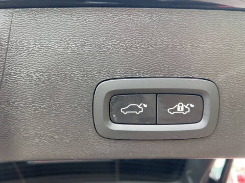 2023 Volvo XC40 B5 Plus Dark Theme