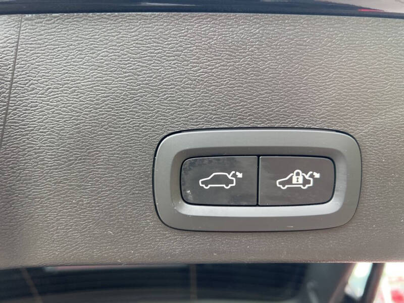 2023 Volvo XC40 B5 Plus Dark Theme