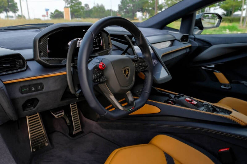2025 Lamborghini Revuelto