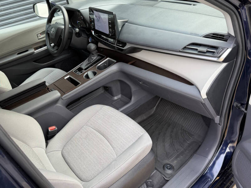 2024 Toyota Sienna LE 8-Passenger