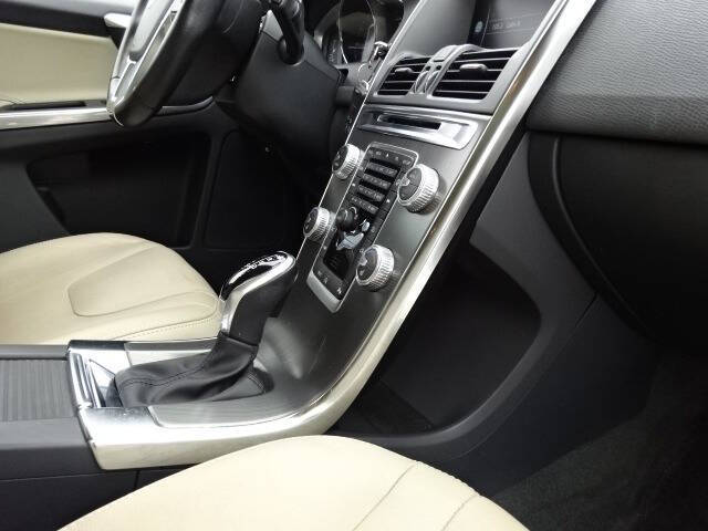 2016 Volvo XC60 T6 Drive-E R-Design Platinum